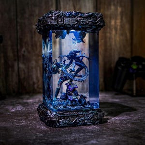 Xeno.morph and Pr.ed.ator Resin Lamp, Ali.en Epoxy Lamp, Alien Predator monters resin wood lamp, epoxy Xen.omorph figure, Christmas Gifts